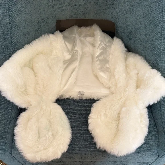 Faux Fur Shawl Wrap Fall/Winter Bridal Shrug - Picture 4 of 9